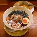 麺元素 - 魚元素 淡麗醤油ラーメン(980円)
            半チャーハン(390円)