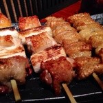 Koshitsu Izakaya Banya - 比内地鶏の炭火串焼き・ネギ間、皮(250円/本)