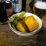 酒・肴・宴 食句 - お通しは、大皿料理の中からどれでも選んで！とのことだったので、かぼちゃの煮付けを選択！おまけでセロリの炒め物を付けてくれた。