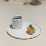 ロワゾー・パー・マツナガ - 【突出】
      ① ブイヨンのソースとアオサ海苔のフラン
      ② 穴子のフリット、粒マスタード添え