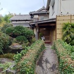 Shokujidokoro Nakano - 入ったら庭園が。