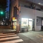 餃子館 - 開店前　看板はまだピカピカしない