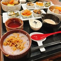 ヒル薬膳粥・ヨル貝料理カイノクチ - ランチセットでお粥、蒸し野菜(ゴマだれ)、豆腐、小鉢3点盛り