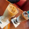 Ko Hikan - 手前がカフェインレスコーヒー。奥が友人の頼んだアイスカフェショコラ。