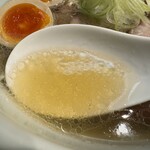 櫻井中華そば店 - ふわっと香る鰹節、すっきりしないながら深い旨味は鶏や魚介出汁の絶妙なバランスによるものですね