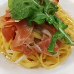 ブレッドガーデン - 料理写真:生ハムとベーコンのペペロンチーノ１２５０円パン食べ放題付き