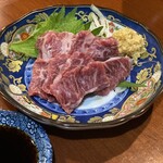 Hakatamotsunabetoteppammotsuyakitajimaya - 霜降り馬刺しは美味！醤油も良いですがニンニクと胡麻油もあったら嬉しかったです。