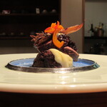 裕の輪 - (五品目) ローストビーフ、原木のマイタケなどと赤ワインのソース