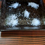 江戸前天婦羅 天よし - 確か左上から藻塩、赤穂、四国、ニガリ、サンゴ