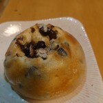 ブルクベーカリー - 甘い豆がゴロゴロ入ってます。