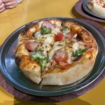 シミュレーションゴルフ衛門 - 料理写真:出来立てボリューミーなピザ