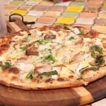 トリワイン ＰＩＫＯＳＨＨＨＵ - かぶらとハマチの きもアンチョビクリームピザ