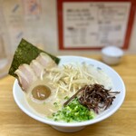 金田家 - もやしラーメン900円税込、トッピング煮卵140円