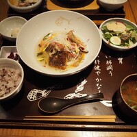 やさい家めい 表参道ヒルズ本家 - 夜の定食     彩り楽しむほっこり餡「里芋と真鯛の5色餡掛け」