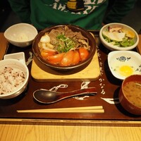 やさい家めい 表参道ヒルズ本家 - 夜の定食     濃厚なトマトがお肉の旨みを引き立てる「トマトと国産牛のすき煮」