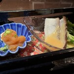 北〇 - お通し。たらこの醤油漬けと蛸の酢味噌