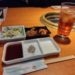 はや 総本店 - タレも美味しいし、塩コショウ＆(右端の)レモンでも美味しかった！