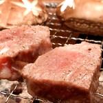 松阪牛炭火焼肉 東海亭 - 特選フィレ肉(塩)焼いてます２