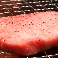 松阪牛炭火焼肉 東海亭 - 特選タンモト塩焼いてます