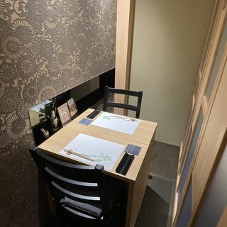 2名様迄個室
                                          庭が見える落ち着く空間です
                                          席のみの予約は電話予約お願い致します