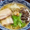 ラーメン 一白 - 塩ラーメン(税込950円)
叉焼、水菜、木耳、白髪葱、干し貝柱&干し海老
鶏ガラ&豚骨のスープと鰹節&昆布&干し椎茸で引いた出汁のブレンドに干し貝柱と干し海老、鯣烏賊と栗國の塩を使った塩ダレを加える