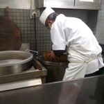 すかや 本店 - 麺〆作業中