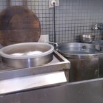 すかや 本店 - 茹で釜に〆様な水槽(厨房左右に1基づつ設置されてます)
