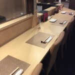 鶏割烹 まことや - 広々としたカウンターでゆったり