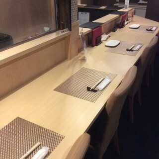 広々としたカウンターでゆったりとお食事できます。