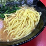 Akabane Ramen Iki - ツルっとして長さのある中太麺。