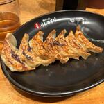 Nidaime Kennosuke - 餃子５００円。
       
      パリッと焼かれた焼餃子はおつまみに欠かせません。
       