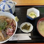 みなとの食堂 ひろ - 料理写真:地魚ぶっこみ丼定食＝1380円