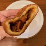 Bakery Komugi No Hoshi - 牛肉カレーパン断面