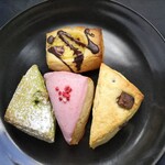 ペコリスコーン - カスタード、宇治抹茶とホワイトチョコ、ダブルいちご、チョコレート