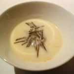 レストラン・セン - フランス産秋トリュフと4時間焼いた蕪のスープ