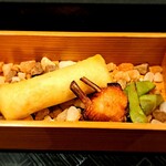 四季彩ダイニング　春 - ●ズワイガニの春巻、大山地鶏の一夜干し、茶豆に似ている丹波の黒豆　ズワイガニの春巻きは定番 どれも素材の味を大切に絶妙な味付け