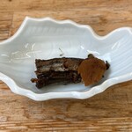 海の食処 なむら - お通しの佃煮？煮付け？