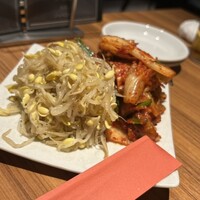 中目黒焼肉 登牛門 - 白菜キムチともやしナムル