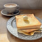 紡ぐ珈琲と。 - バタートースト（税込み５００円）とカフェラテ（５００円）