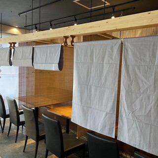 Semi-private room/Semi-private room separated by bamboo blinds. *Seats cannot be selected for 3 or more people.