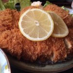 手前がチキンカツ