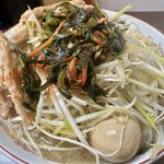 ラーメン二郎 - 小ぶた（1,070円）＋ネギ（120円）＋ニラキムチ（120円）＋味付玉子（120円）、ニンニクコール