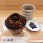 Sushi Kiraku - お茶、お椀、昆布の佃煮