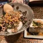 タイニーカフェ - 納豆丼煮卵付き、冷奴
