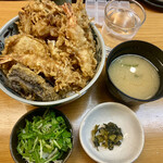 天ぷら ふじ - 天丼　¥990-(税込)
      海老×2本/アジ/ナス/サツマイモ/かき揚げ
      味噌汁、ミニサラダ、漬物付き