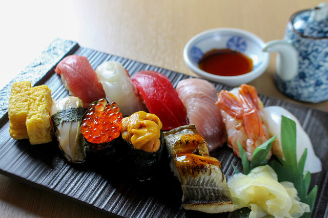 ［にぎり寿司］特選盛り（うに入り10貫）