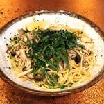 Kafe and oresutoran danwashitsu nitokyo - 旬のキノコと蒸し鶏のバター醤油スパゲッティー