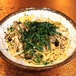 カフェ＆レストラン談話室 ニュートーキョー - 旬のキノコと蒸し鶏のバター醤油スパゲッティー