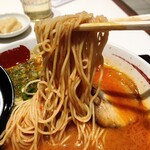 暖暮 - 烈火ラーメン(天国)、麺リフトアップ
