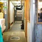 Tsukijidomburiyokochoukaisenhayashiya - 築地らしさ漂う通路の先にあるお店